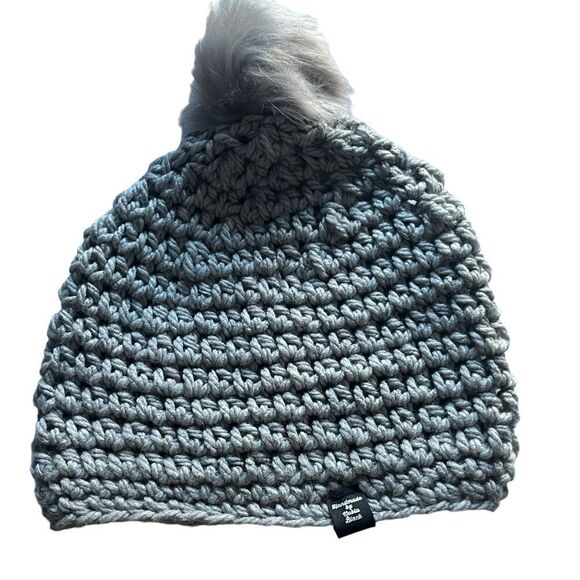 HANDMADE crochet toque with faux fur pom pom in light gray - Picture 3 of 6